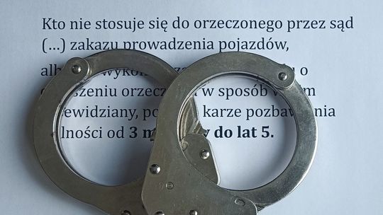 Za kierownicą auta mimo zakazów