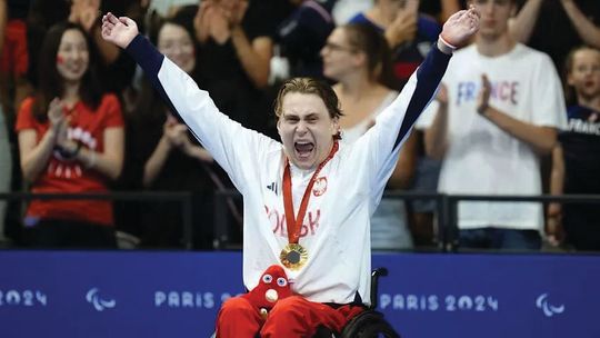 ZA MIEDZĄ: Dwa złote medale dla legionowskiego pływaka – Kamil Otowski podwójnym mistrzem olimpijskim