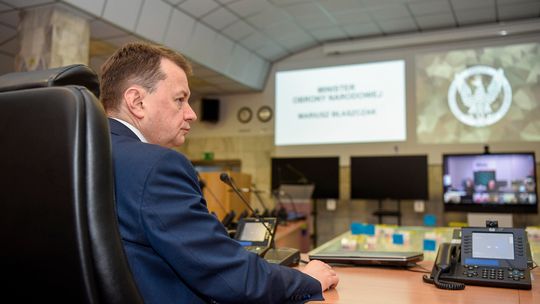 ZA MIEDZĄ. Pięć pytań do ministra