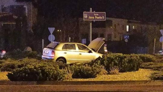Zakończył jazdę na rondzie