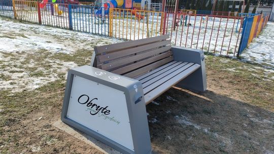 Zielona ławka na placu zabaw w Obrytem