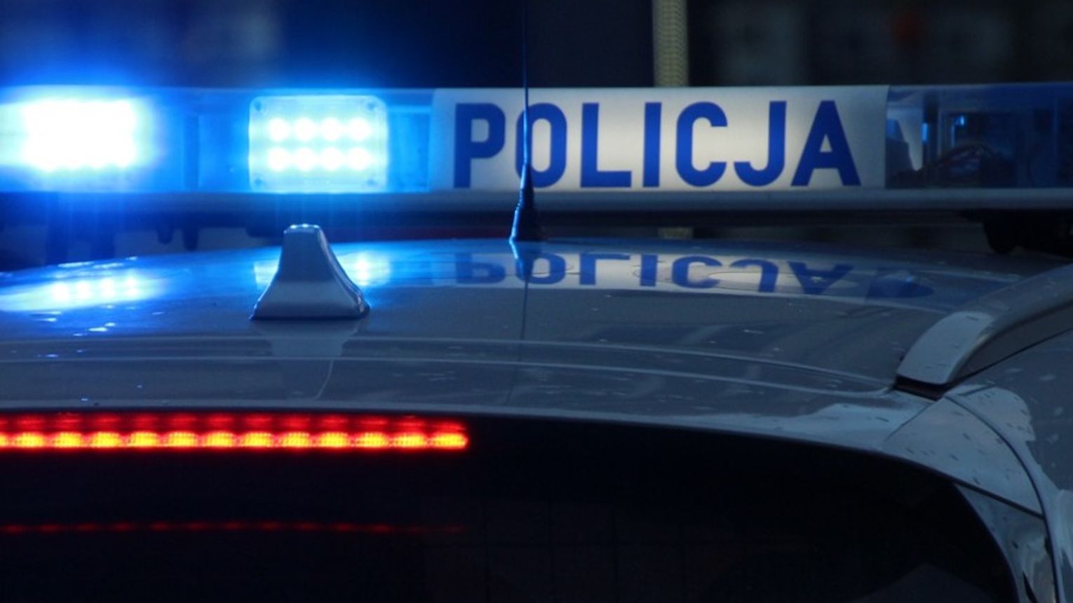 Uderzył przechodnia butelką
