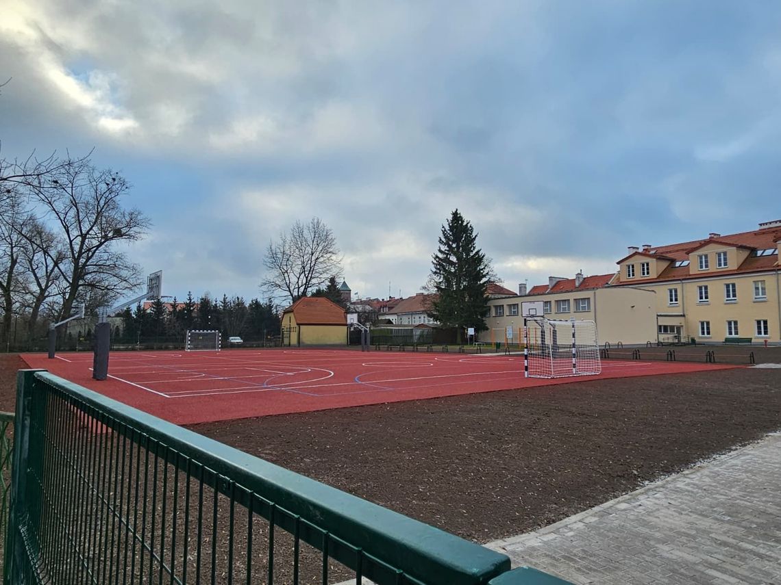 Budowa boiska wielofunkcyjnego Zespołu Szkół im. Bolesława Prusa dobiegła końca