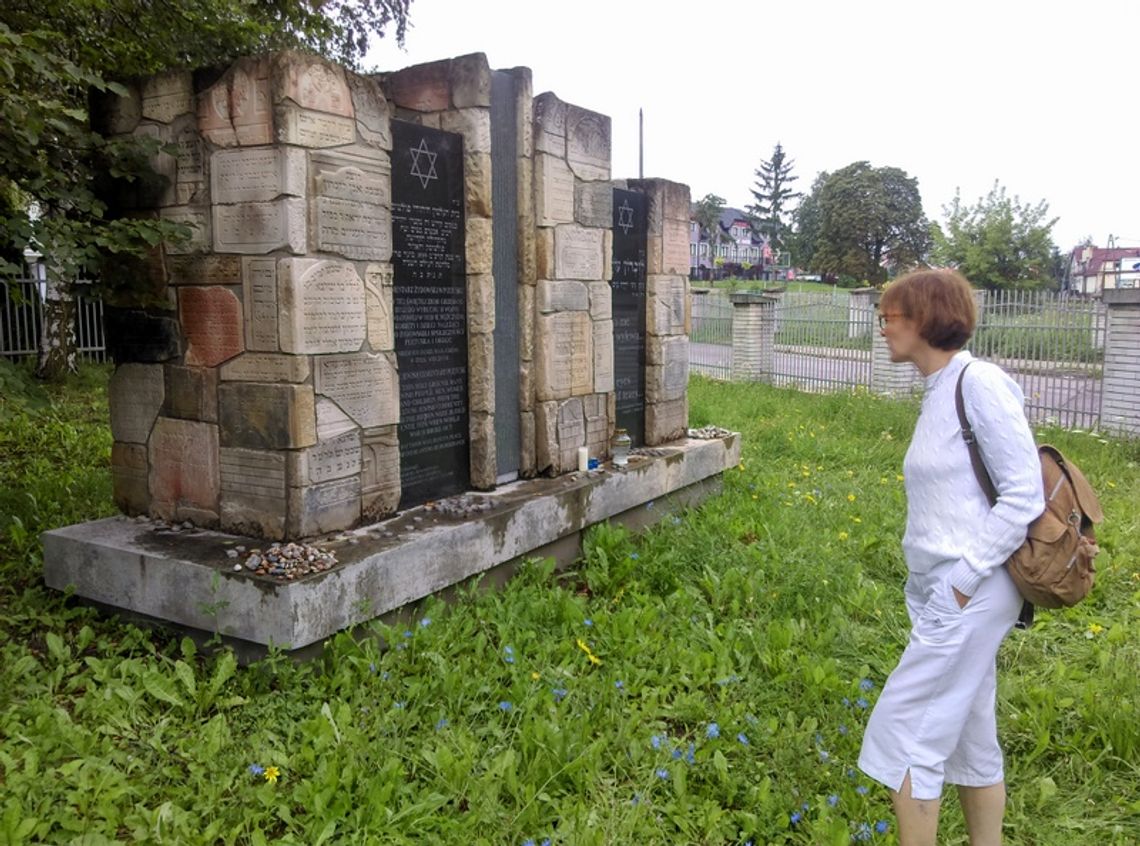 Cześć przy pomnikach żydowskich