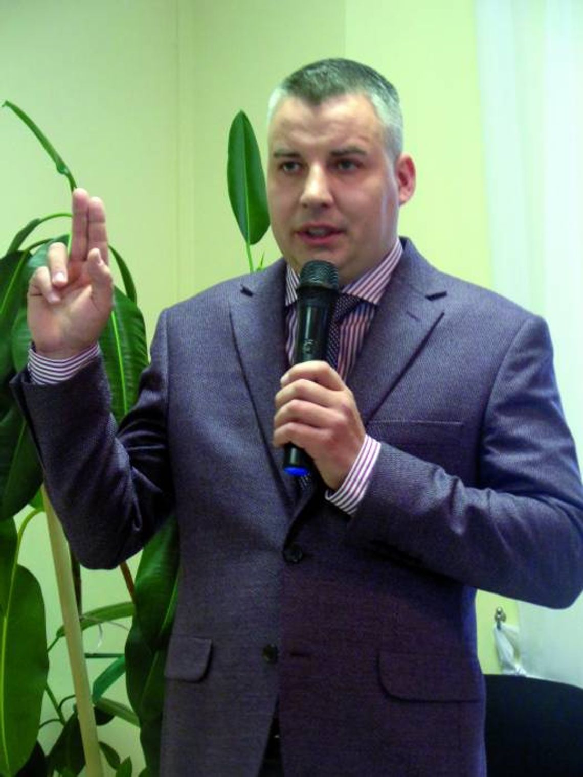 CZŁOWIEKIEM SIĘ JEST