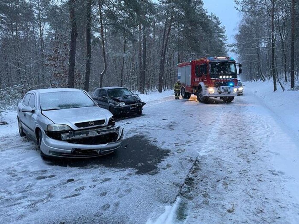 Czołowe zderzenie dwóch osobówek