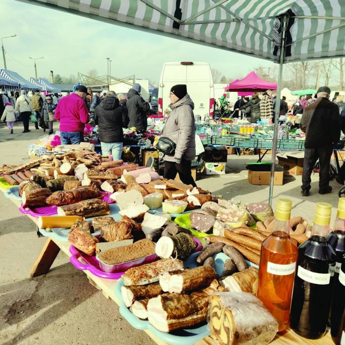 Czy z Grabówca chcą wyrzucić handlujących? W każdą niedzielę na targowisko w Grabówcu zjeżdżają tłumy handlujących, czasem nawet z odległych od Pułtuska miejsc, oraz klientów poszukujących różności