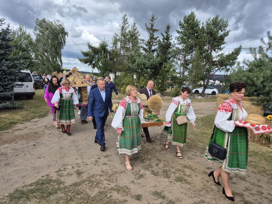 Dożynki w gminie Zatory. Przemarsz z wieńcami dożynkowymi z kościoła na plac gminny w Pniewie - film