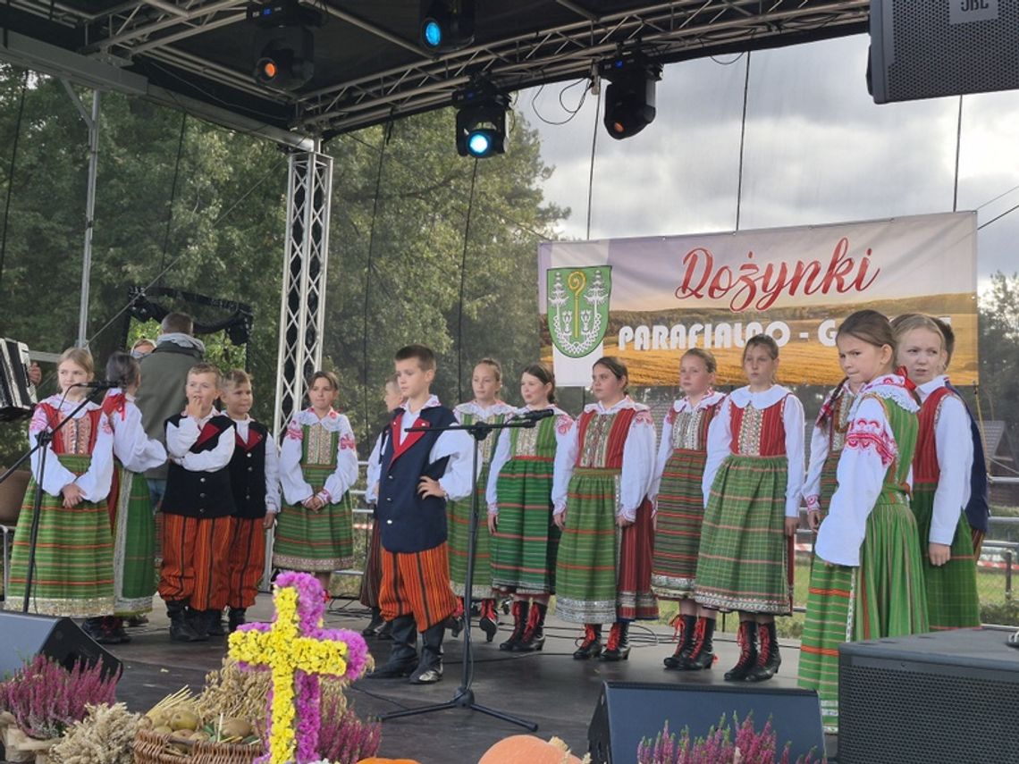 Dzieci z zespołu Puszcza Biała na dożynkach w Pniewie - film