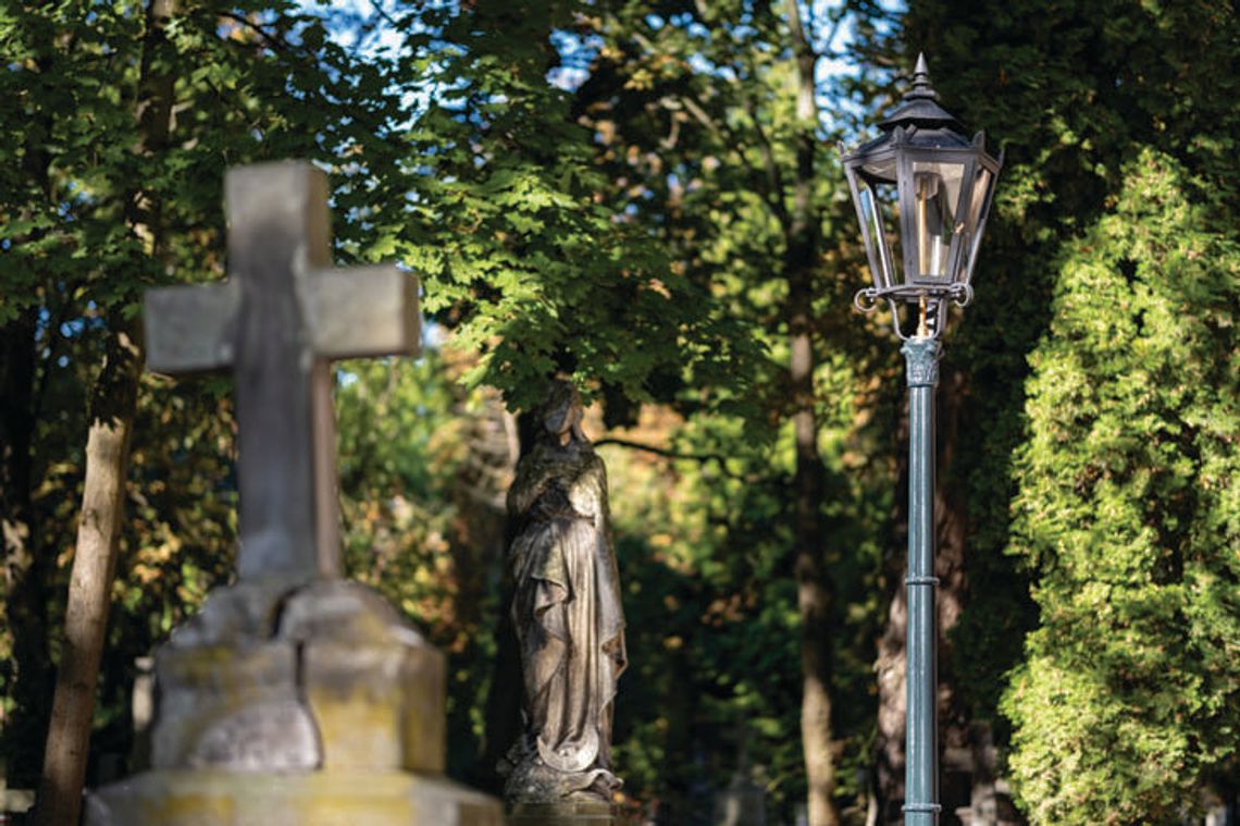 Dzięki wsparciu Fundacji PGE na Starych Powązkach zainstalowano repliki XIX-wiecznych latarni