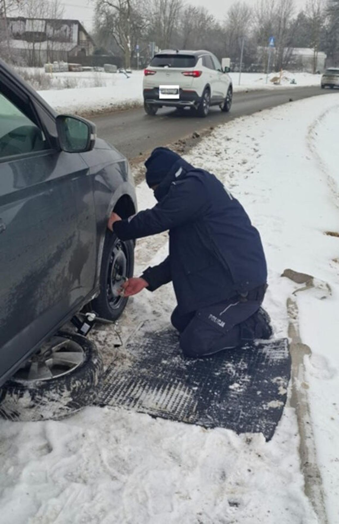 Dzielnicowi pomogli kobiecie