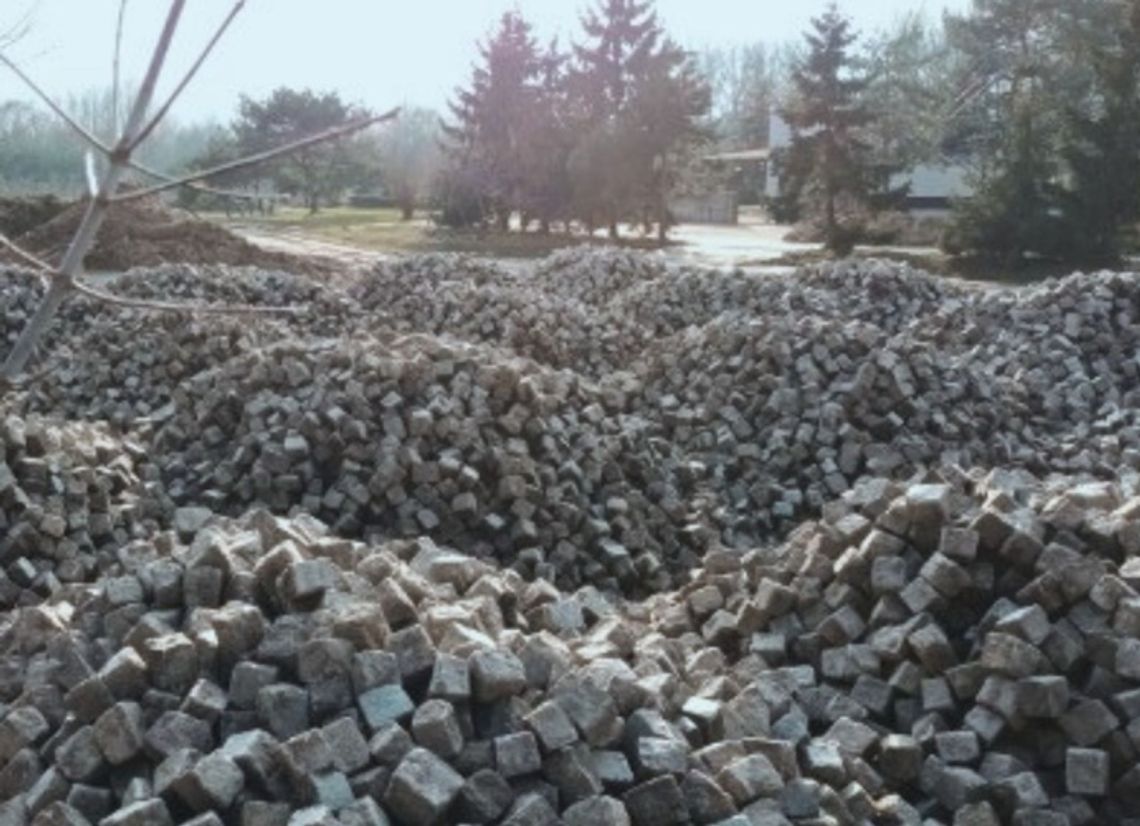 Granitowa kostka z ul. Traugutta nawierzchnią ulic staromiejskich