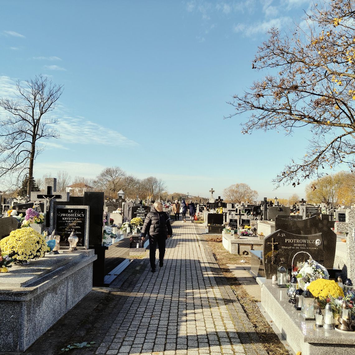 IDĄ KU NAM NASI ZMARLI I MY DO NICH IDZIEMY