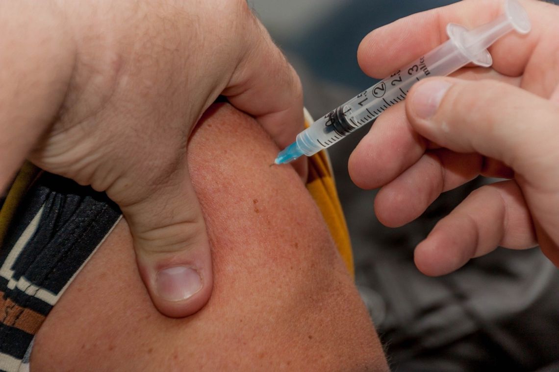 Immunolog: Potrzebne będą kolejne szczepionki, bo SARS-CoV-2 już nas nie opuści