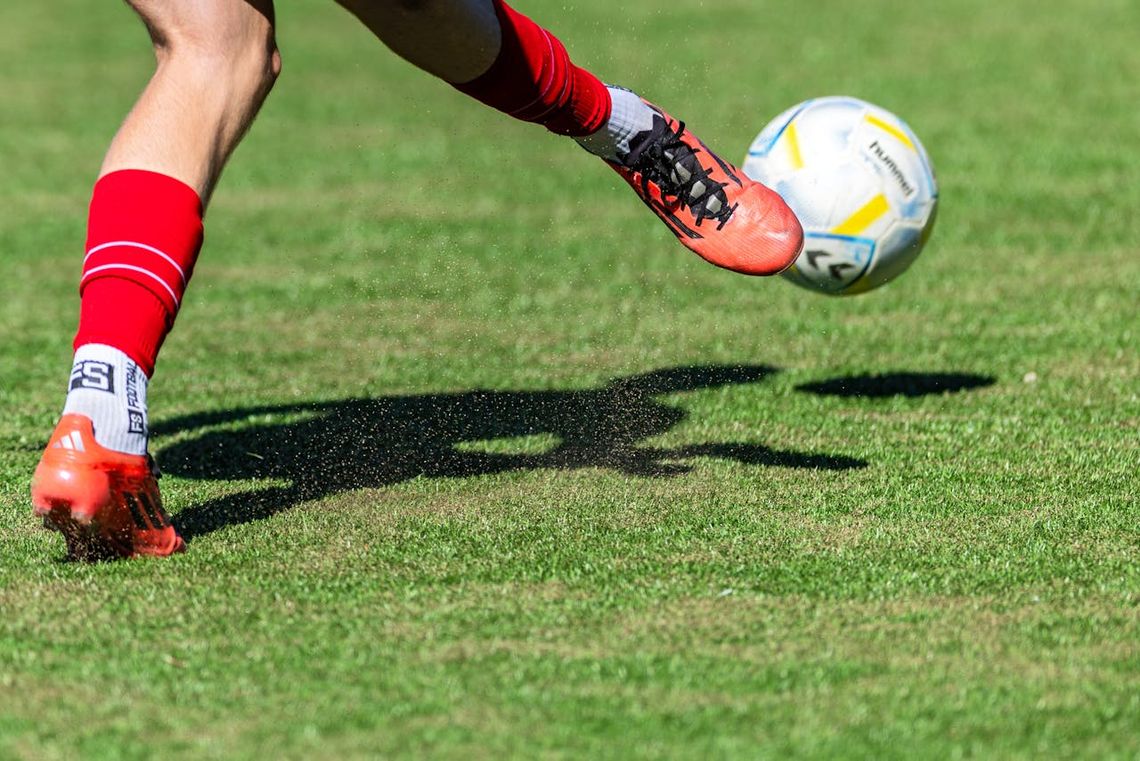 Jak gra kombinacyjna wpływa na skuteczność ataku w futbolu?
