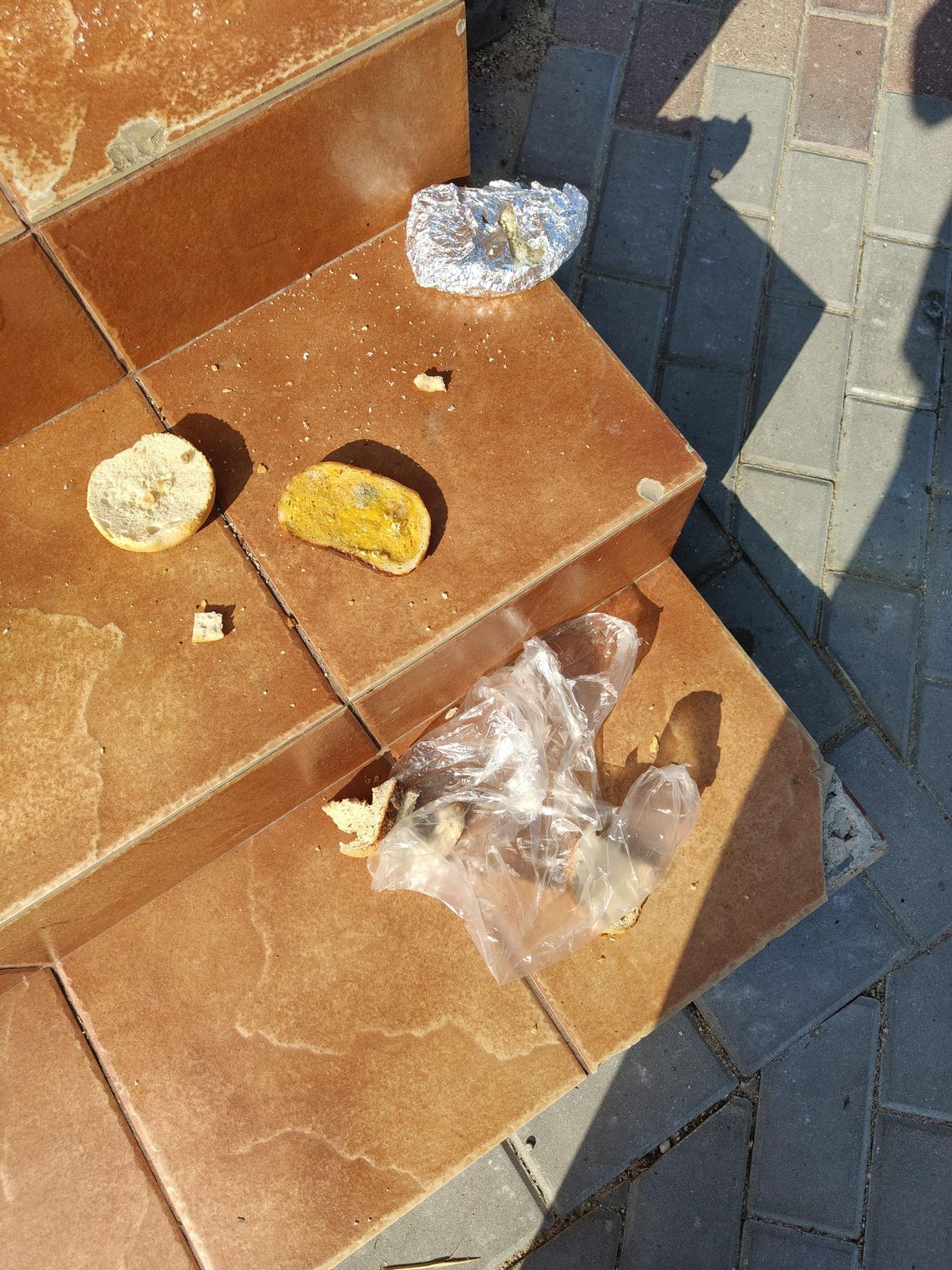 KANAPECZKI NA SCHODKACH SKLEPU?
