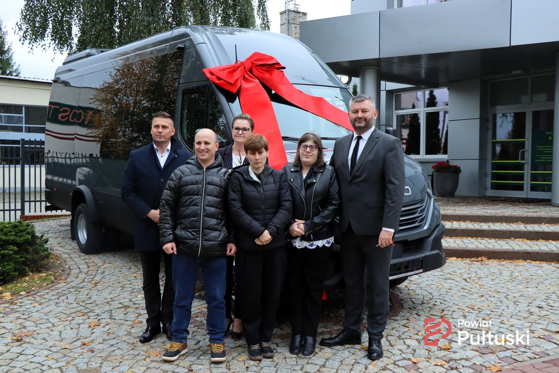 Kluczyki przekazane – nowy pojazd służy już podopiecznym ŚDS w Pułtusku Kluczyki przekazane – nowy pojazd służy już podopiecznym ŚDS w Pułtusku