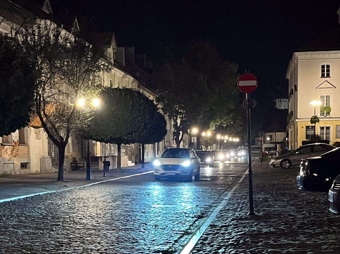 Nocne rajdy wokół rynku burzą spokój mieszkańców