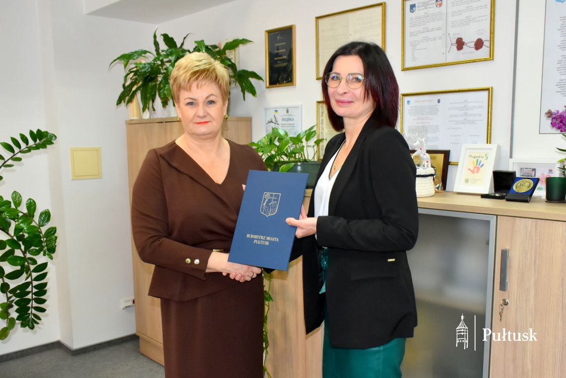 Kontrowersje kadrowe w ratuszu Burmistrz Beata Jóźwiak i drugi zastępca burmistrza Anna Ignatowicz w dniu powołania na to stanowisko. Zdjęcie ze strony pultusk.pl