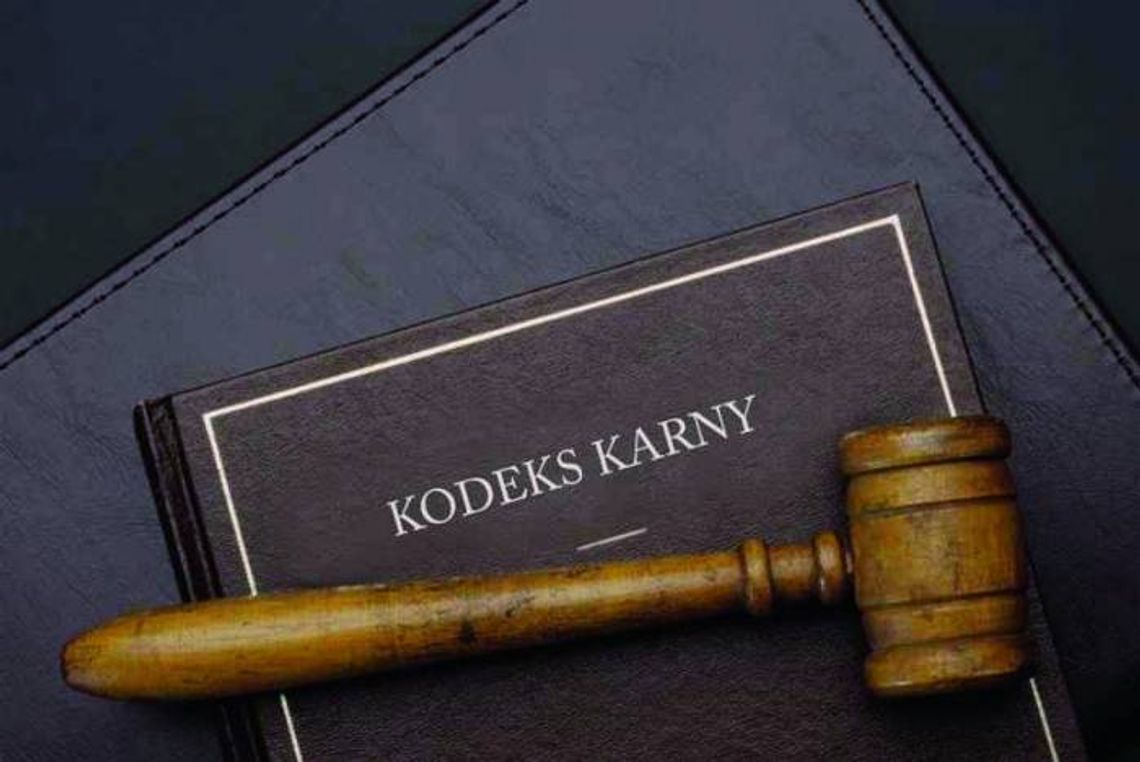 Ksiądz i pracownik szkoły z zarzutami