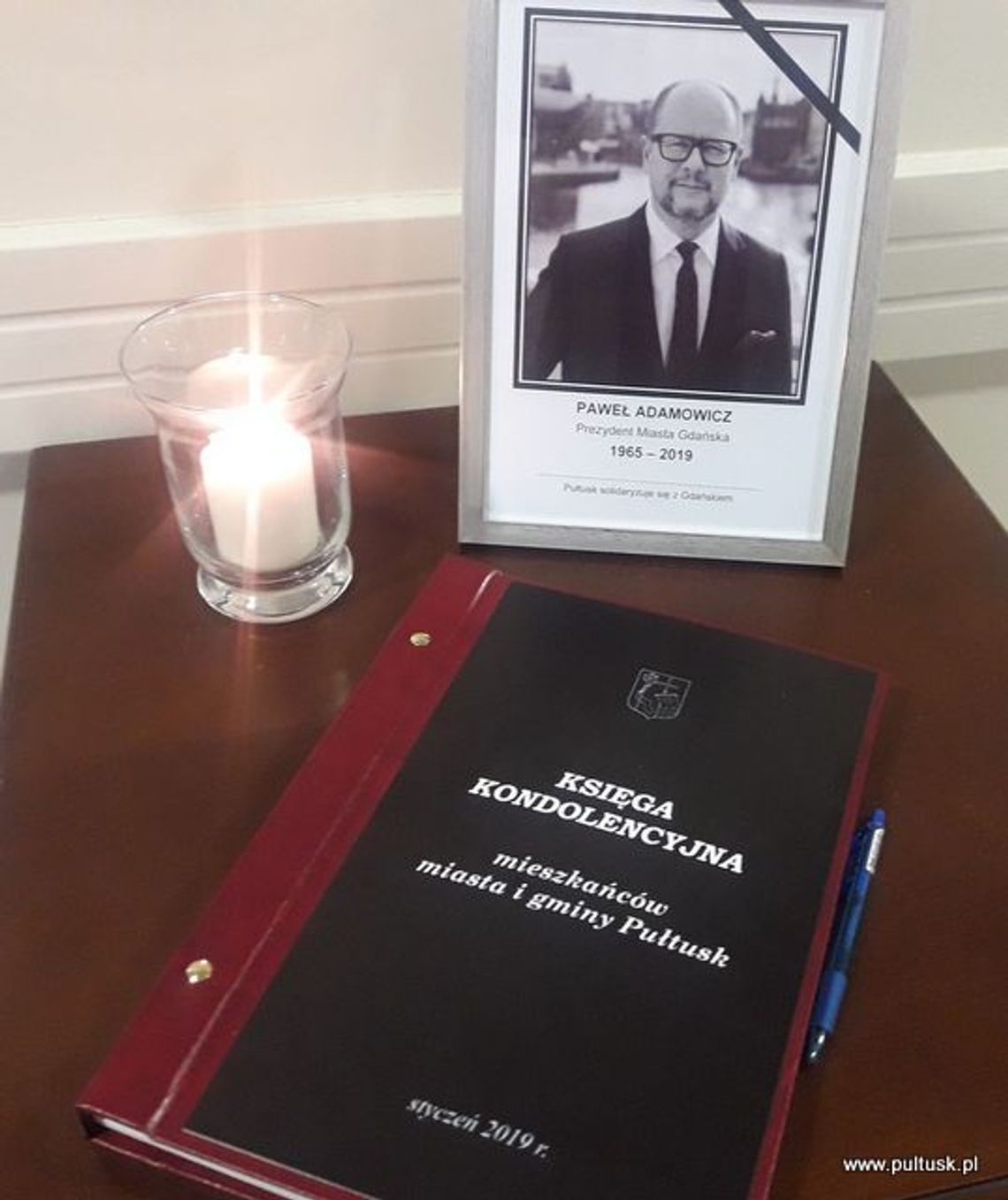 Księga kondolencyjna wyłożona w ratuszu