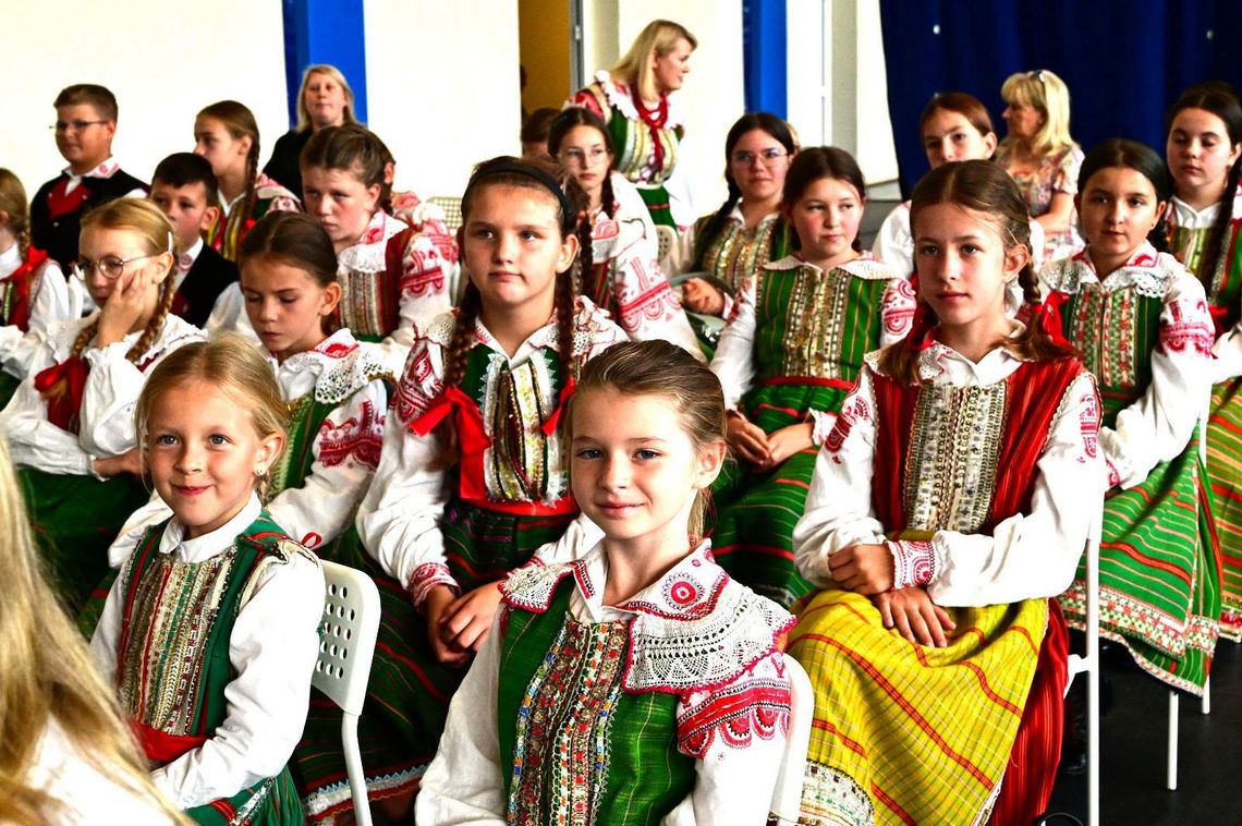 Kurpiowska tradycja na scenie PSP nr 4. Pierwszy Festiwal Zespołów Ludowych w Pułtusku