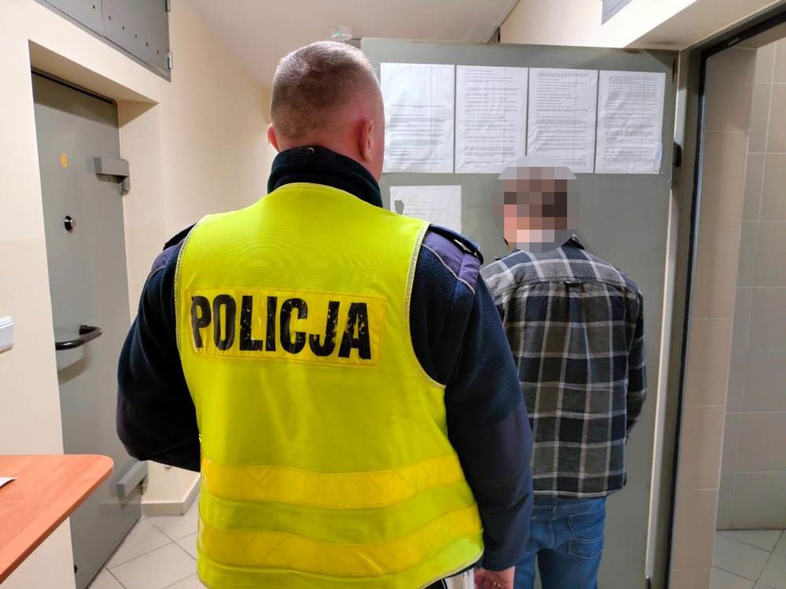 LEGIONOWO. Przebili oponę na oczach policji. Prócz tego ukradli pieniądze i dokumenty