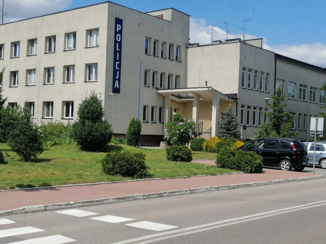 LEGIONOWO. Staranowała Porsche i skończyła na latarni