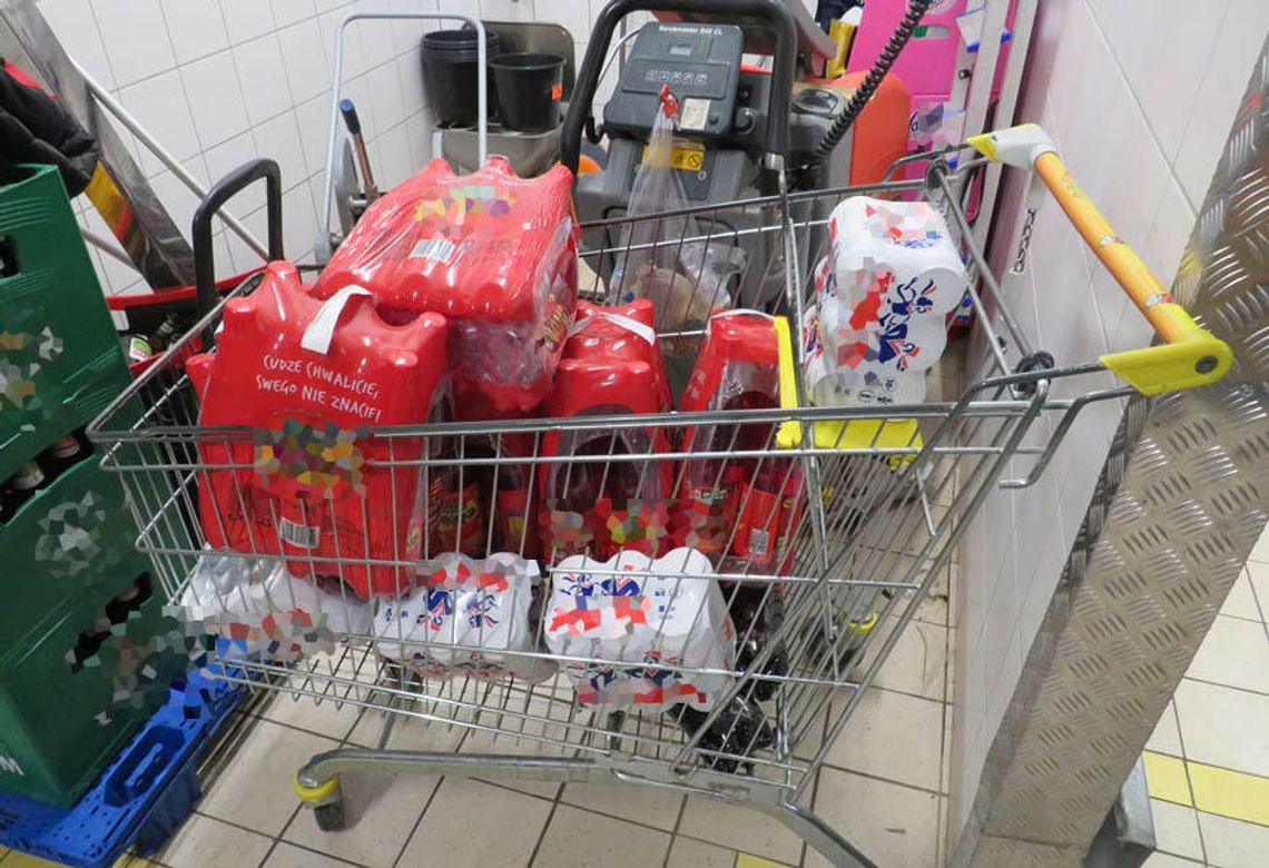 Łupy z kradzieży wieźli w wózku sklepowym