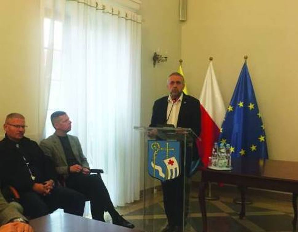 MIESZKAŃCY PROTESTUJĄ, BURMISTRZ ODPOWIADA