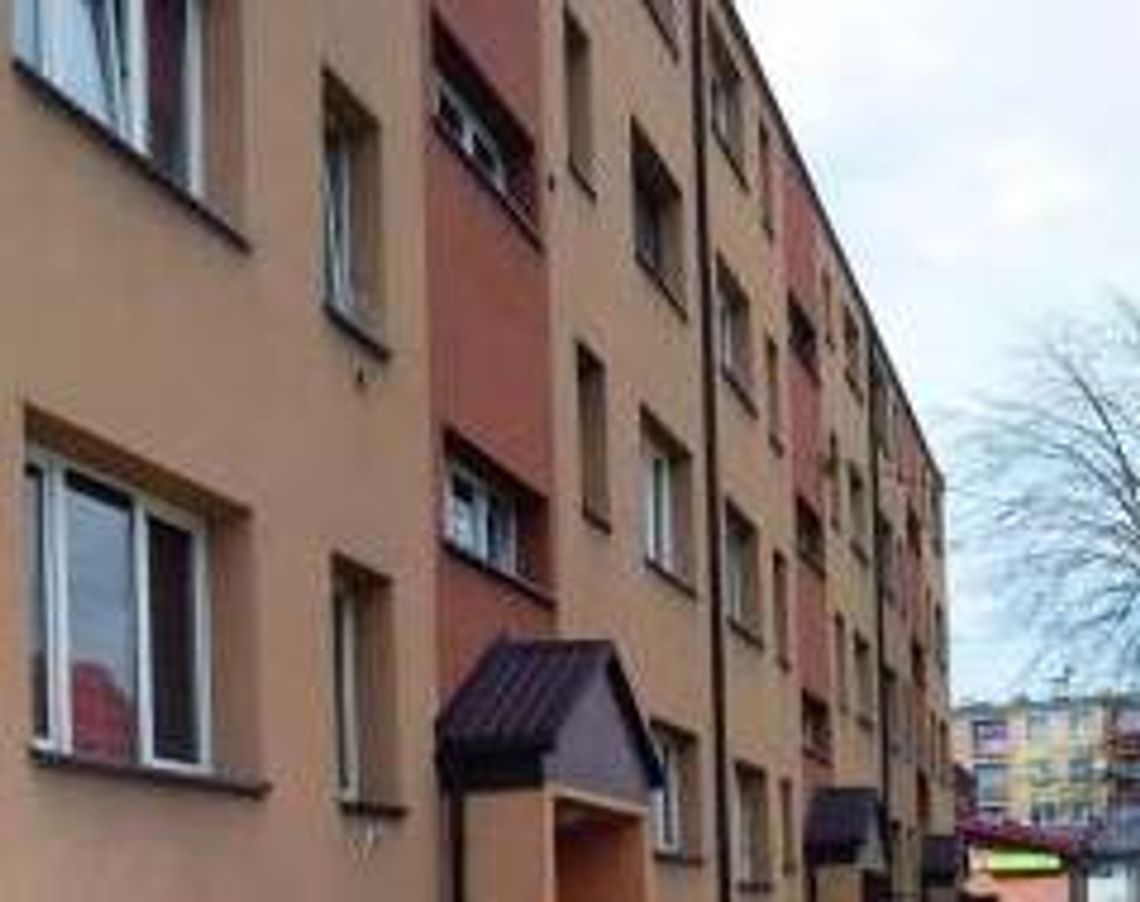 Młody mężczyzna wypadł z czwartego piętra bloku