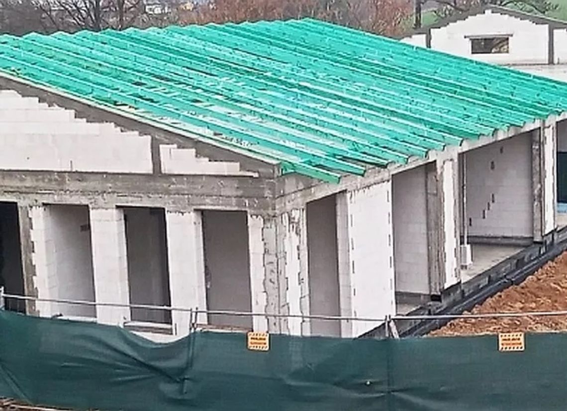 Montują więźbę dachową na przedszkolu