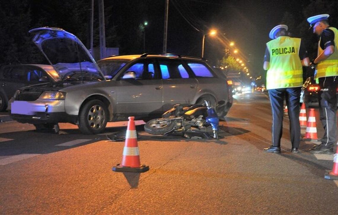 Motorowerzysta pod kołami Audi
