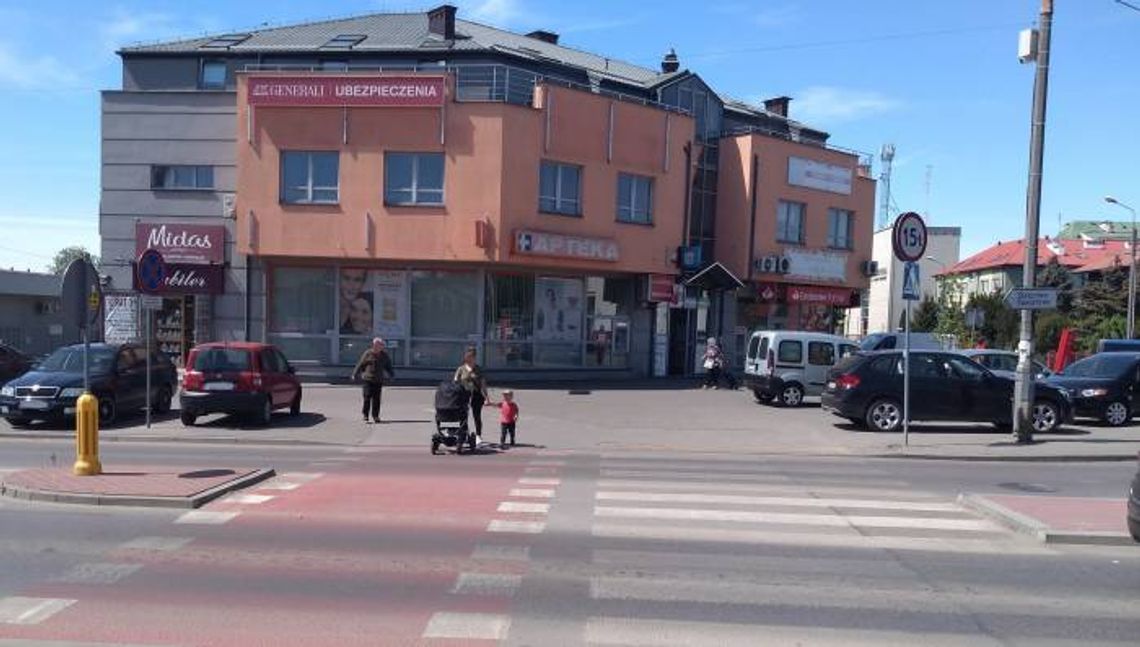 Na parking przez pasy i ścieżkę rowerową!