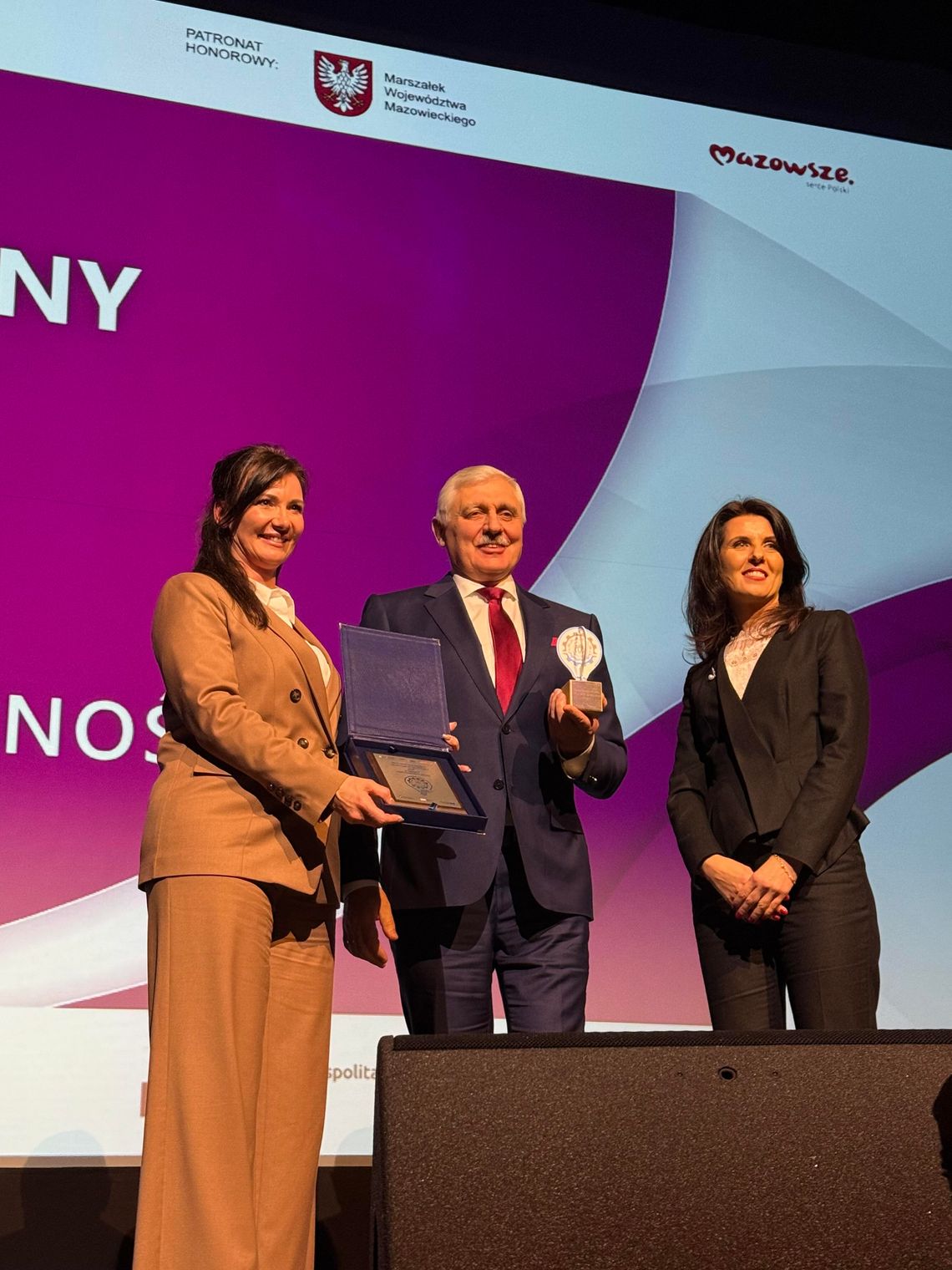 Wójt Adam Misiewicz odbiera nagrodę