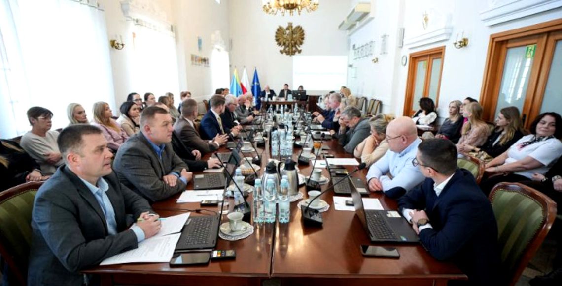 Liczni pracownicy TRÓJKI przybyli na sesję Rady Miejskiej, by okazać solidarność z dyrektor Izabelą Trzcińską. Zdjęcie dzięki uprzejmości PULTUSK NEWS