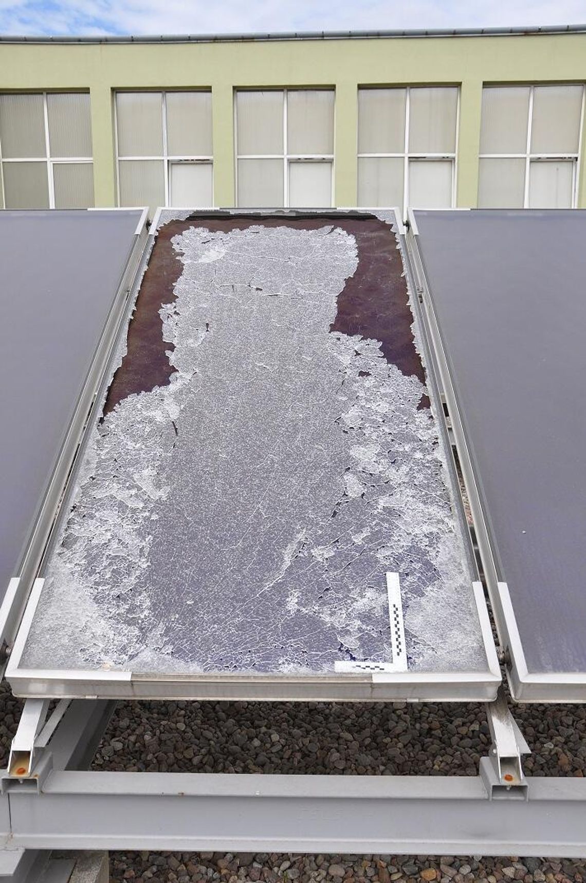 Nieletni uszkodzili solar