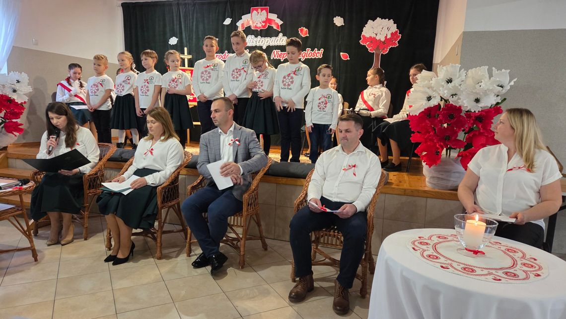 Niepodległościowe czytanie z Małymi Dębiniakami Niepodległościowe czytanie z Małymi Dębiniakami