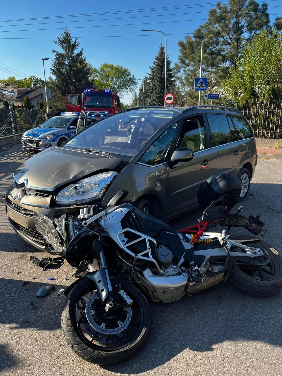 NIEPORĘT. Zderznie osobówki z motocyklem w Stanisławowie Pierwszym