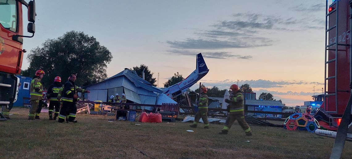 NOWODWORSKI. Na hangar z ludźmi spadł samolot. 5 osób nie żyje [NAJNOWSZE INFORMACJE]
