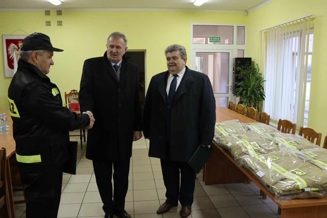 OSP Gzy otrzymało ubrania specjalistyczne