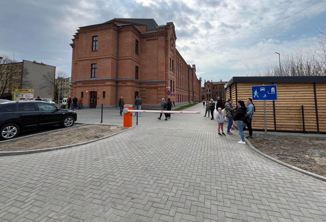 Parkingowy absurd przy Tysiąclecia Parkingowy absurd przy Tysiąclecia