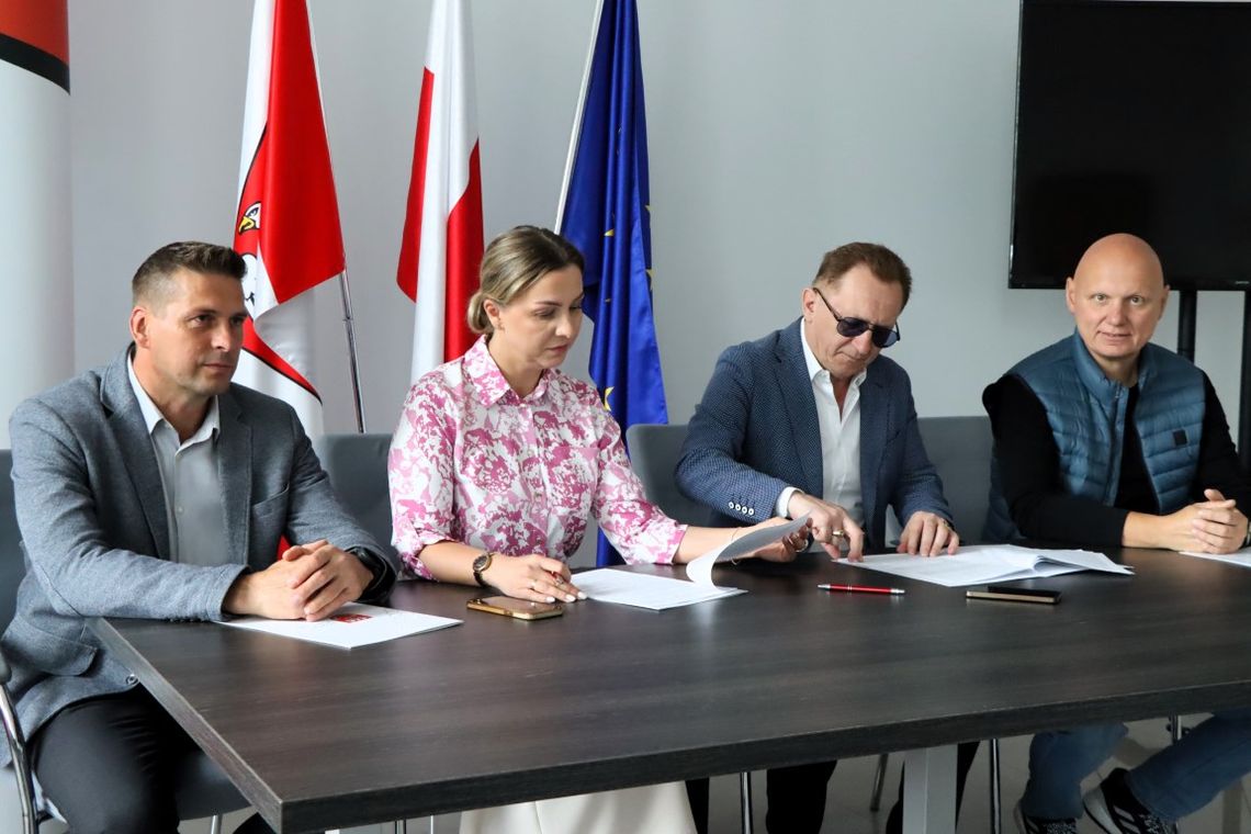 Podpisanie umowy na rozbudowę mostu wraz z przebudową drogi powiatowej w miejscowości Pobyłkowo Małe