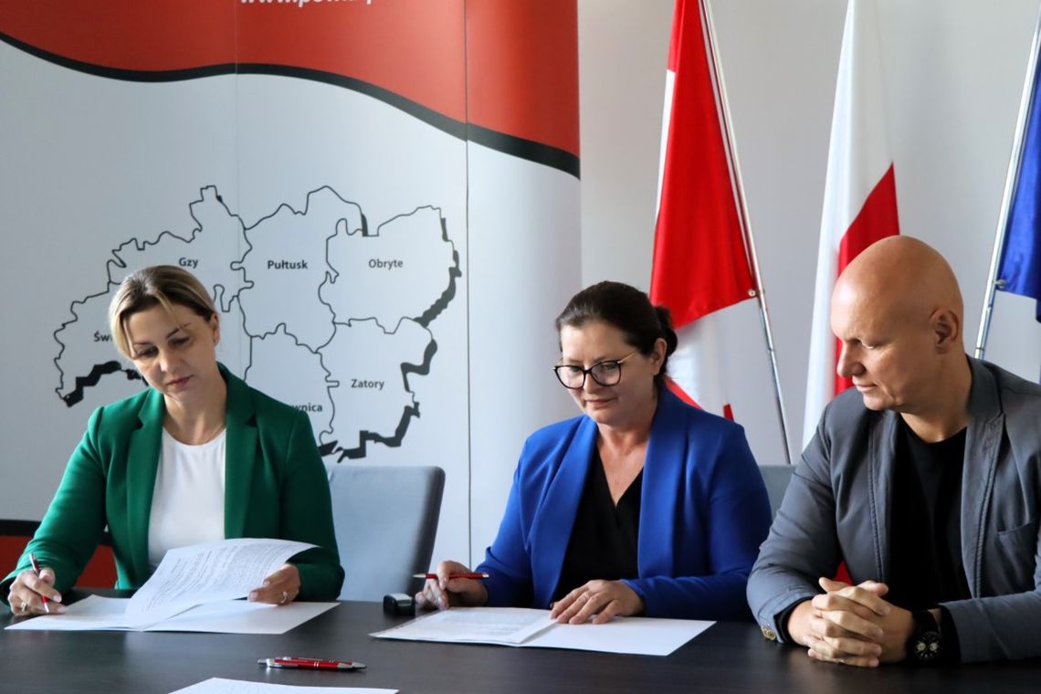 Podpisanie umowy na wykonanie chodnika w Nowych Borsukach