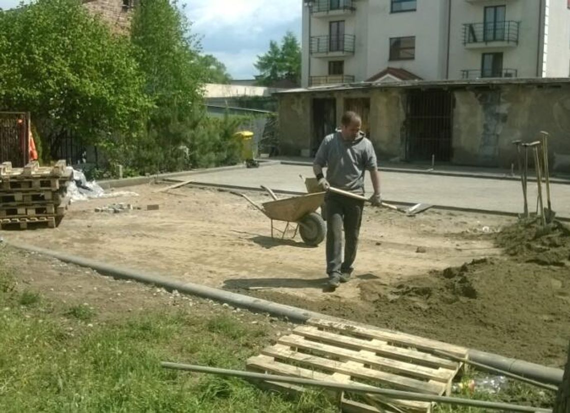 Podwórko w trakcie liftingu