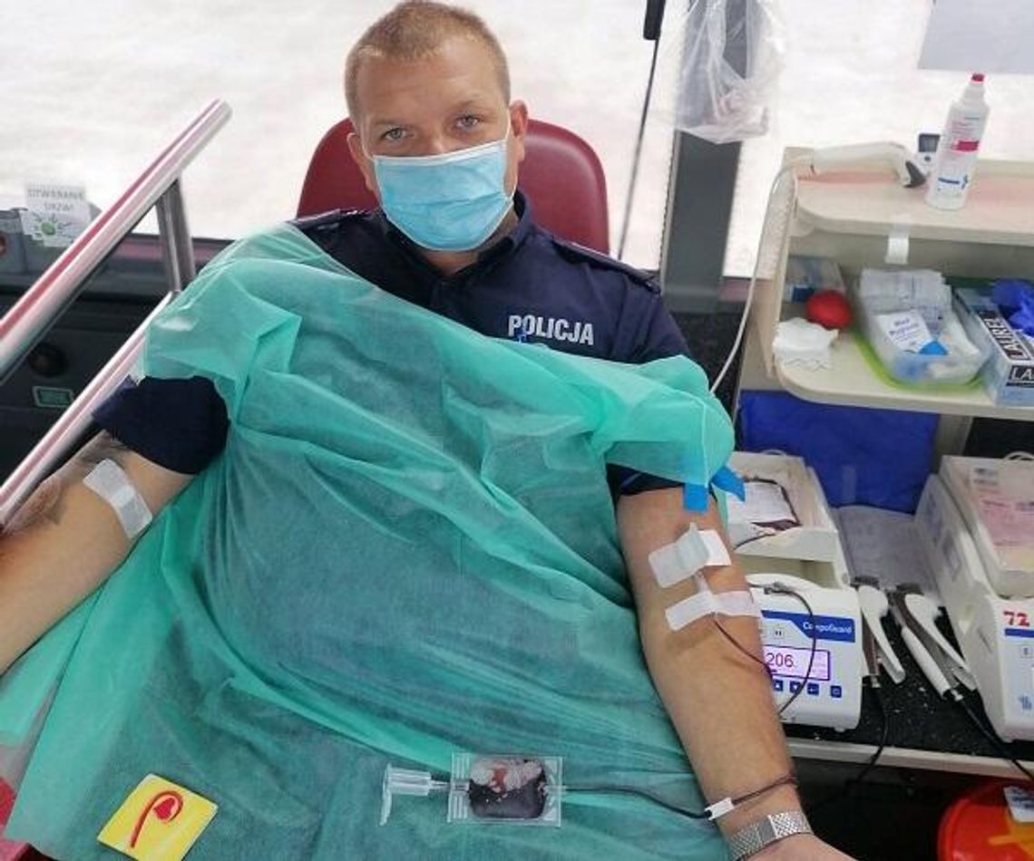 Policjanci honorowymi krwiodawcami