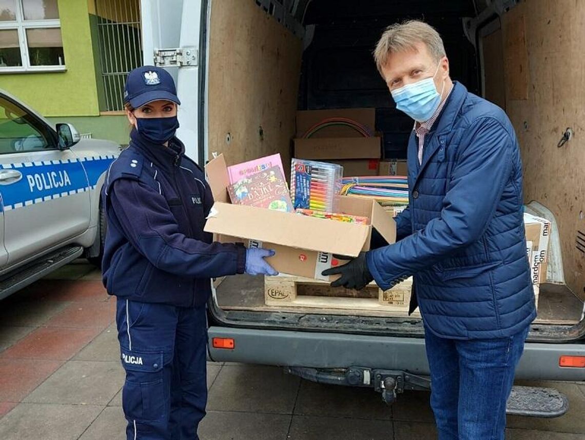 POLICJANCI I DYREKCJA MARDOMU DLA PUŁTUSKICH SZKÓŁ