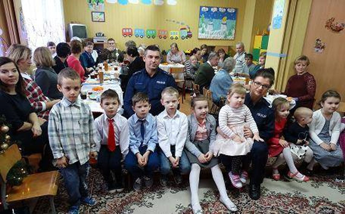 Policjanci na Dniu Babci i Dziadka w Psarach