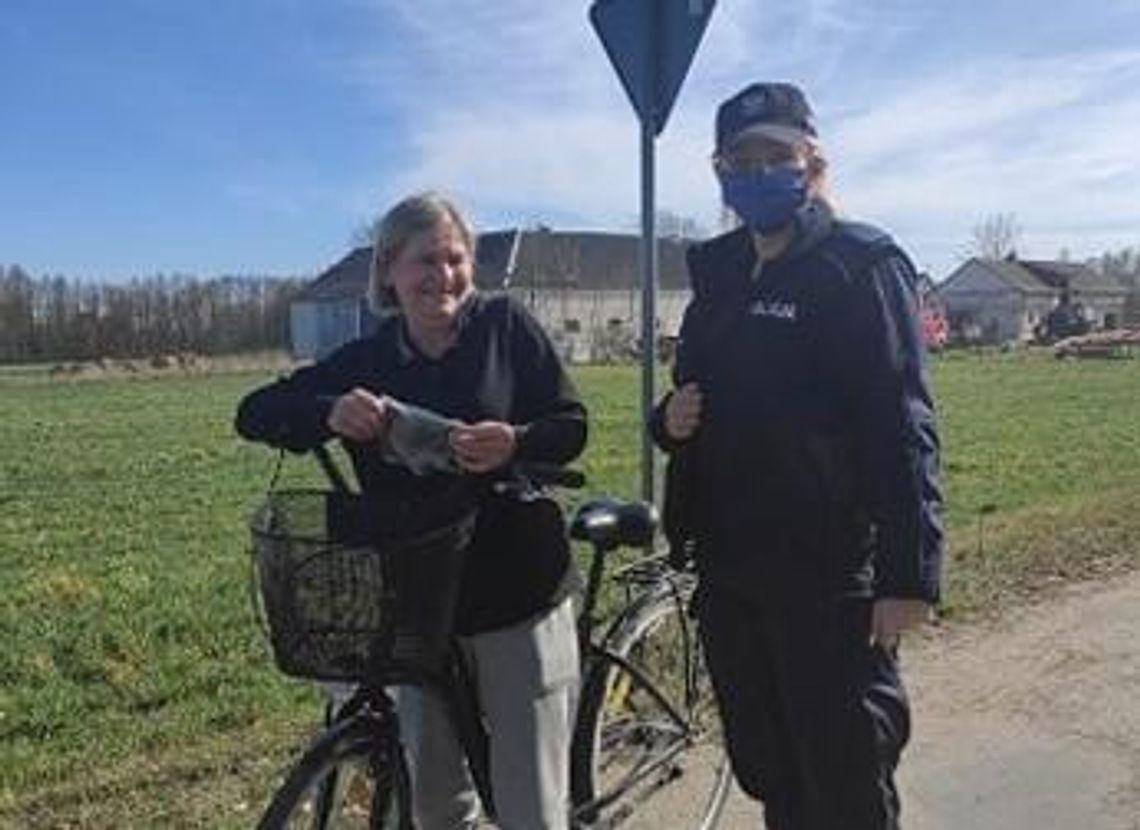 Policjanci wręczają maseczki