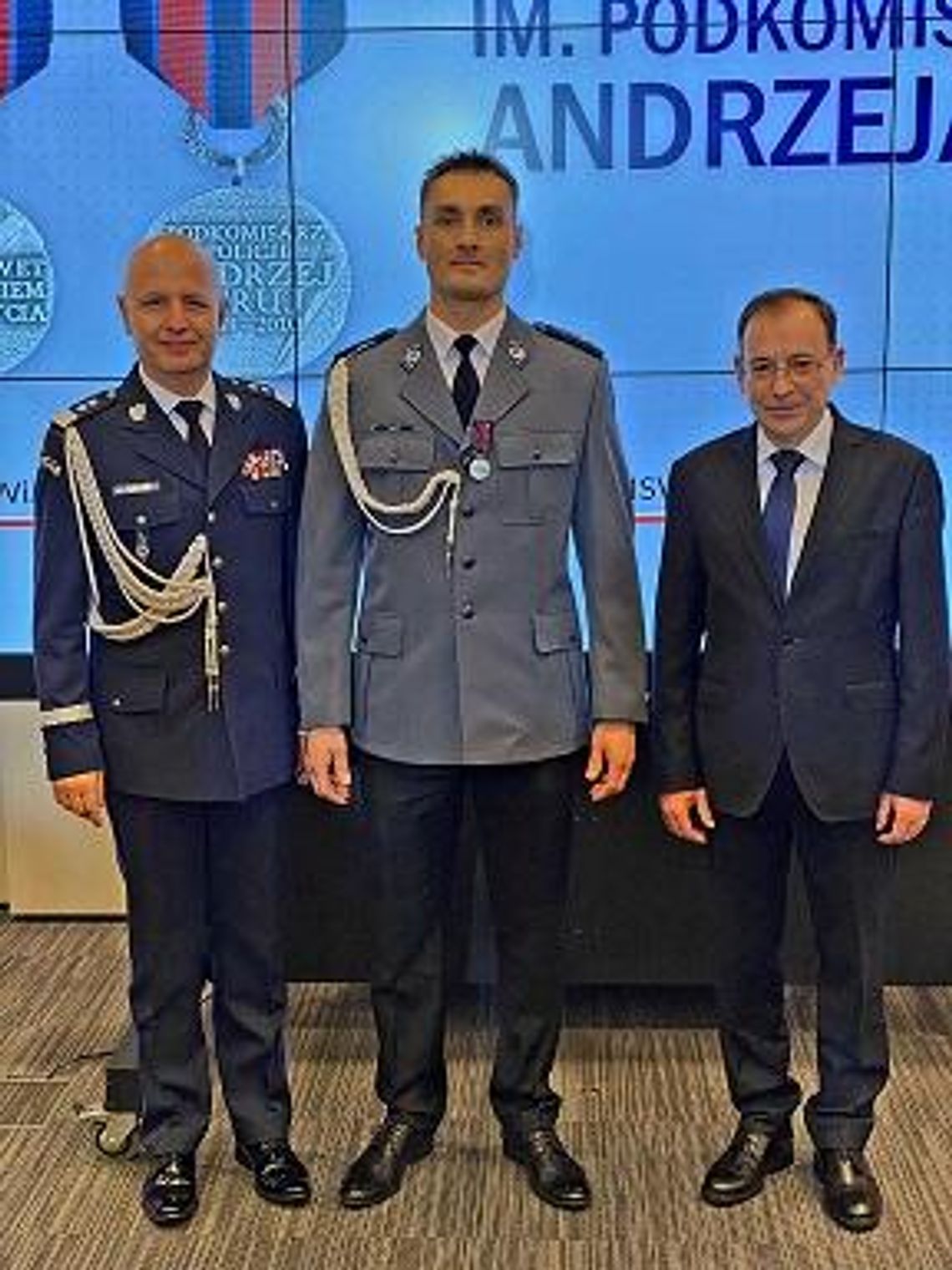 POLICJANT Z CIECHANOWSKIEJ KOMENDY ODZNACZONY MEDALEM IM. PODKOM. ANDRZEJA STRUJA